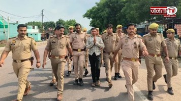 कानपुर: इनामी चोर की सड़क पर परेड, 'चोरी करना पाप है, पुलिस हमारी बाप है' बोलते हुए मांगता रहा माफी