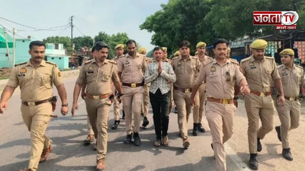 कानपुर: इनामी चोर की सड़क पर परेड, 'चोरी करना पाप है, पुलिस हमारी बाप है' बोलते हुए मांगता रहा माफी