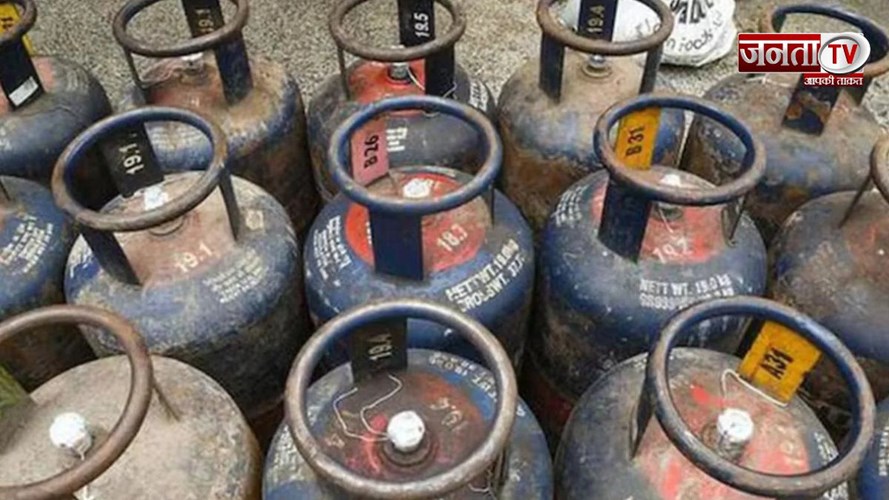 LPG Price Today: गैस सिलेंडर हुआ सस्ता, दिल्ली से कोलकाता तक घटे दाम, जानिए नए रेट 