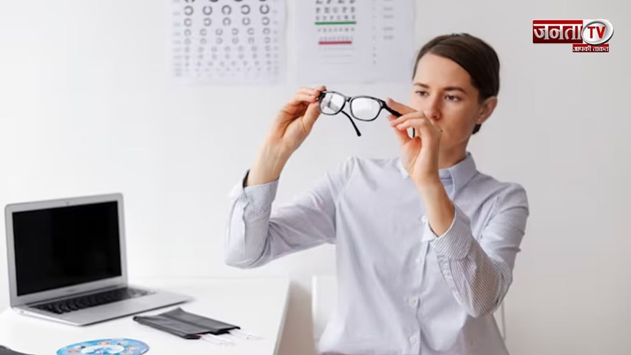 आंखों की रोशनी के लिए फायदेमंद हैं ये योगासन, जानें कैसे करें अभ्यास