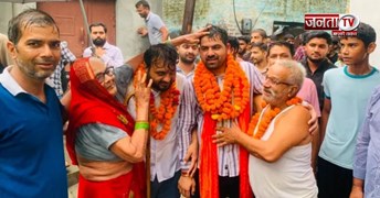पप्पू यादव पर चप्पल फेंकने वालों का ढोल-नगाड़ों से स्वागत, फूल-माला पहनाकर निकाला रोड शो