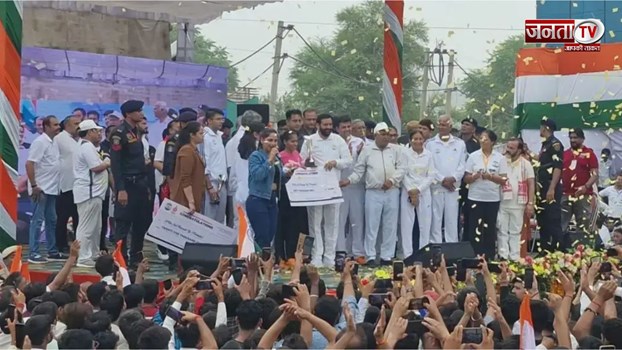 नारनौल में नशे के खिलाफ हुई हॉफ मैराथन में दौड़े CM सैनी, विजेताओं को किया सम्मानित