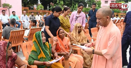गोरखपुर: CM योगी ने जनता दर्शन में लोगों की समस्याएं सुनीं, भू-माफिया पर कठोर कार्रवाई के आदेश दिए