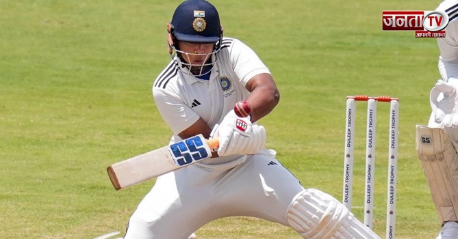 Duleep Trophy Final: वैभव सूर्यवंशी दूसरी पारी में भी नहीं चला बल्ला, सिर्फ 8 रन बनाकर लौटे पवेलियन