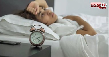 रात में बार-बार अचानक खुल रही नींद? शरीर दे रहा इस बीमारी का संकेत!