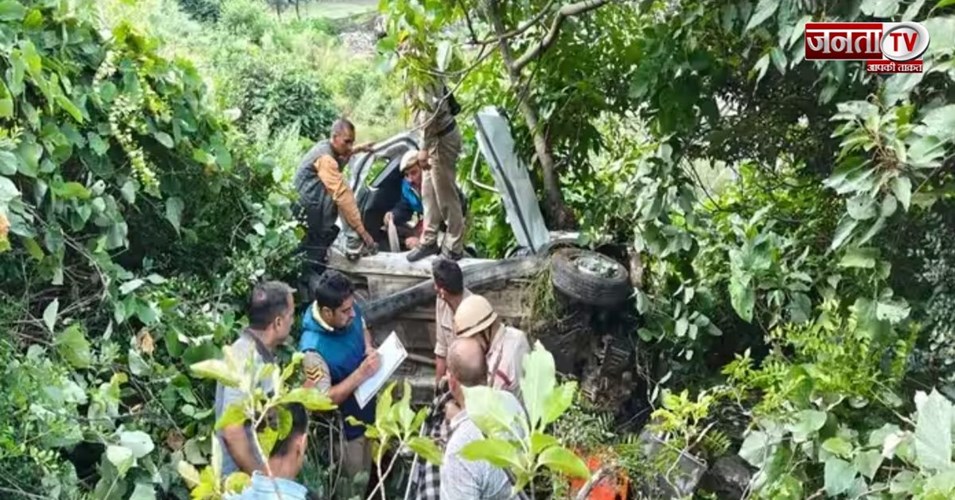 हिमाचल में भीषण सड़क हादसा! शादी से लौट रही कार 350 फीट गहरी खाई में गिरी, 4 की दर्दनाक मौत
