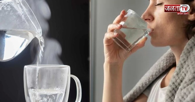 सुबह गुनगुना पानी पीने की आदत क्यों है खास? जानें सेहत को मिलने वाले 5 फायदे