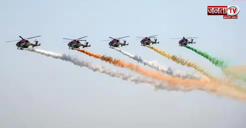 गंगा के ऊपर राफेल-सुखोई और तेजस का शक्ति प्रदर्शन, नमो घाट पहुंचे PM मोदी