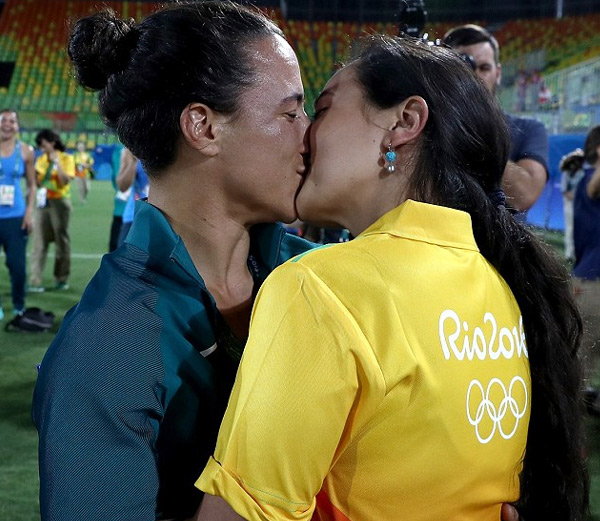 ब्राजील की रग्बी प्लेयर इसादोरा सेरुलो (दाएं) और ओलिंपिक वर्कर मार्जिओरी एन्या ने फील्ड पर ही किस कि