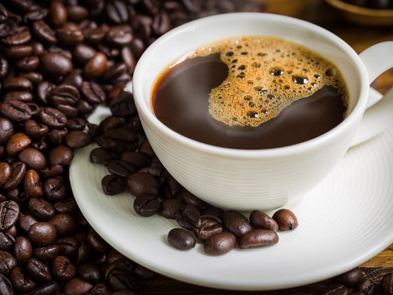 कॉफी में मौजूद कैफीन हमारे पेट के लिए सही नहीं होता है। 