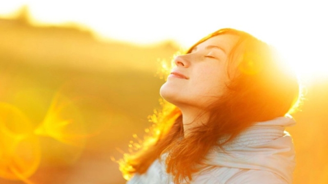 प्रति‍दिन पर्याप्त मात्रा में धूप लेना सर्दी के दिनों में आपको स्वस्थ्य रखने में मदद करता है