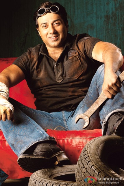 19 अक्टूबर 1956 को जन्मे सनी देओल का वास्तविक नाम अजय सिंह देओल है।
