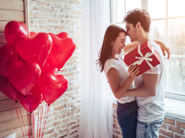 Valentine's Week: जानें किस दिन मनाया जाता है Rose Day, Hug Day और Kiss day