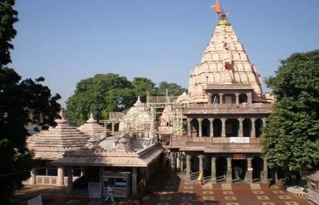 जानिए भारत के ऐसे रहस्यमय मंदिरों के बारे में जहां होती है कई अविश्वसनीय घटनाएं 