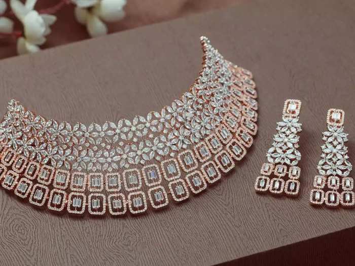  Karwa Chauth 2021: करवा चौथ पर पत्नी को उपहार में क्या दें? ये रहे बेस्ट ऑप्शंस