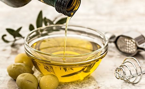 3. डीप कंडीशनिंग: जब ड्राईनेस ज्यादा हो जाती है तो आप बालों को डीप कंडीशनिंग कर सकते हैं। इसके लिए आ