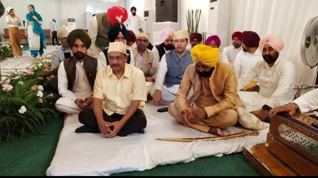 Bhagwant Mann Wedding Photos: लाल जोड़े में बेहद खूबसूरत दिखीं गुरप्रीत कौर, देखें शादी की तस्वीरें