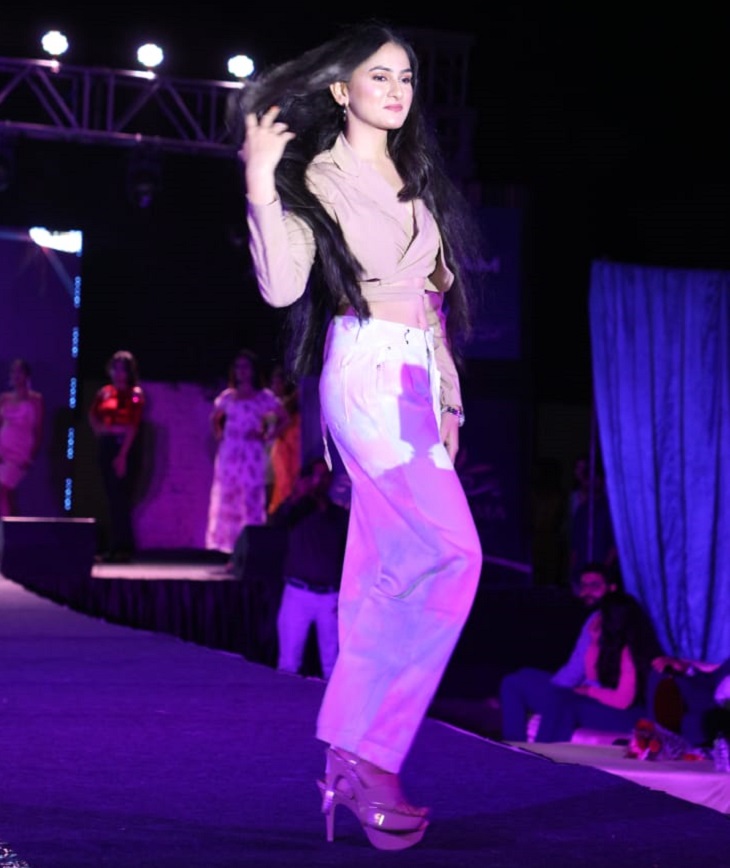 Rohtak की बेटी ने अपने नाम किया  'Miss Glam Diva Award', खिताब जीत स्वर्गीय पिता का सपना किया पूरा 