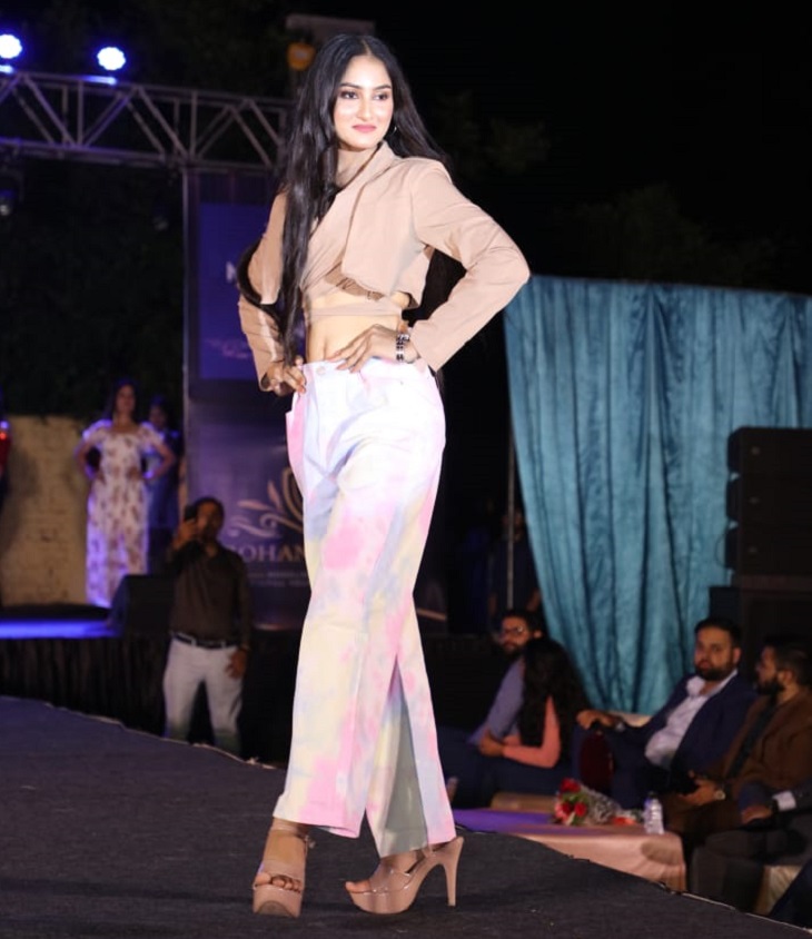 Rohtak की बेटी ने अपने नाम किया  'Miss Glam Diva Award', खिताब जीत स्वर्गीय पिता का सपना किया पूरा 