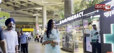  साड़ी में Airport पहुंचीं Tanya Mittal, बिखेरा खूबसूरती का जलवा | Janta Tv